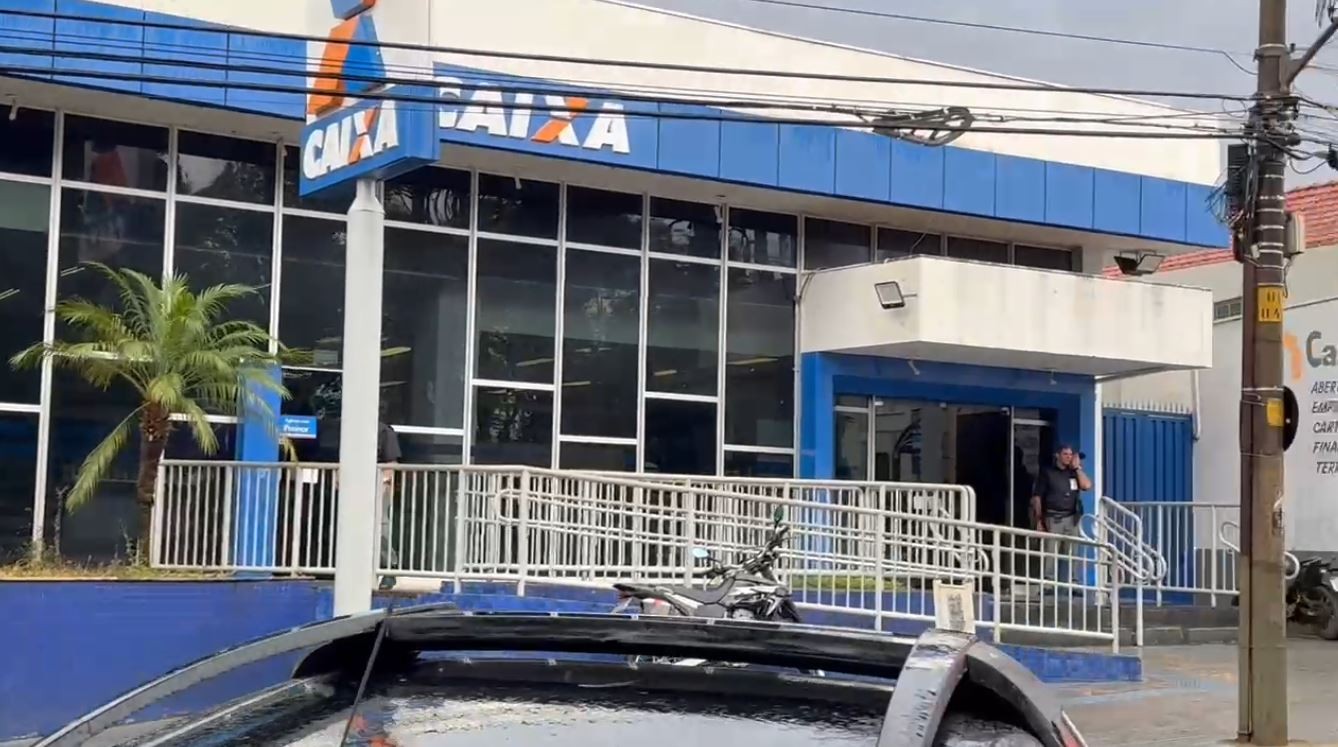 Dupla tenta assaltar agência da Caixa após render funcionários no interior de SP