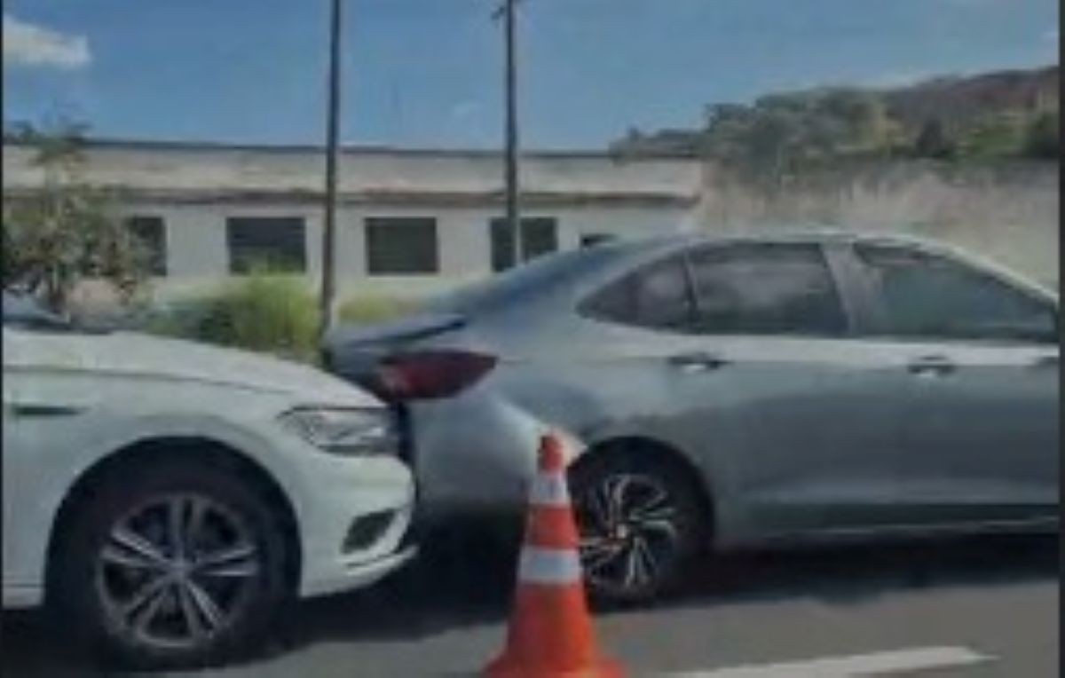 Engavetamento entre carreta e quatro carros interdita faixa da Via Dutra, em Barra Mansa