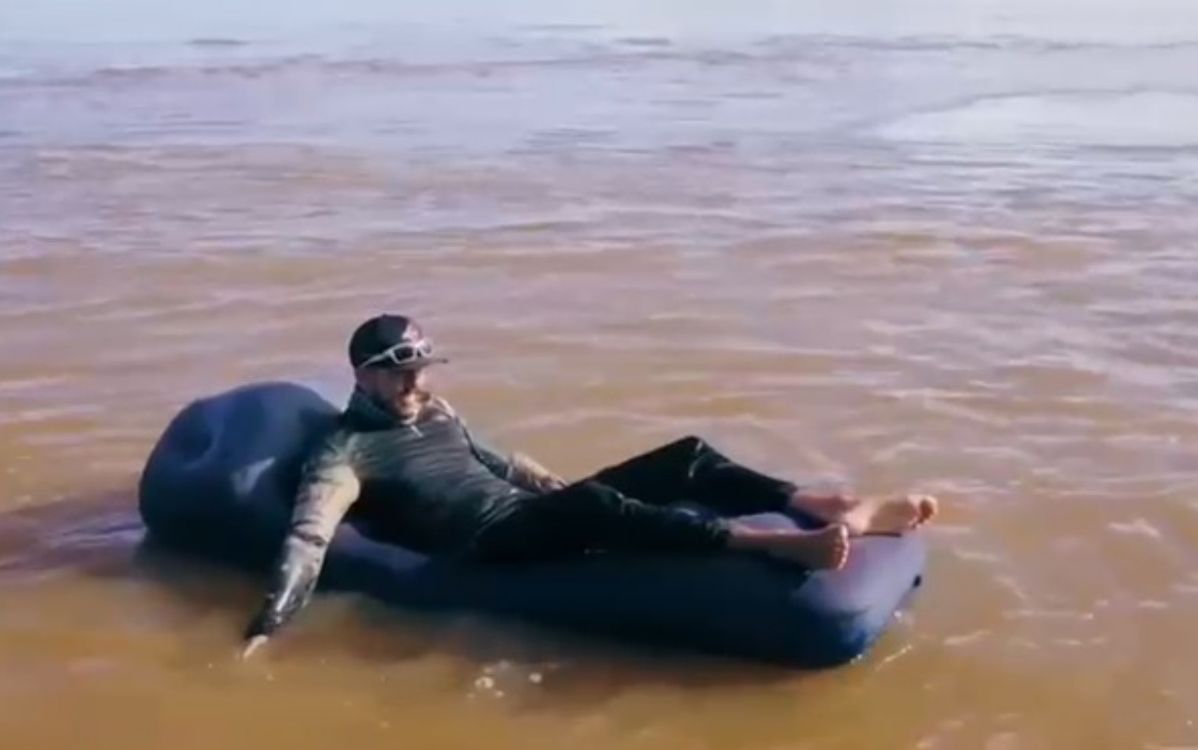 Empresário e amigos navegam cerca de 70 km no Rio Araguaia em colchão inflável e se deparam até com jacaré; vídeo 
