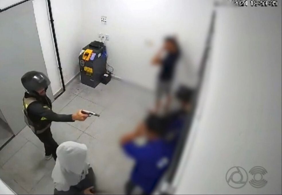 Assaltante aponta arma para frentista enquanto exige senha do cofre do posto de combustível — Foto: TV Cabo Branco/Reprodução