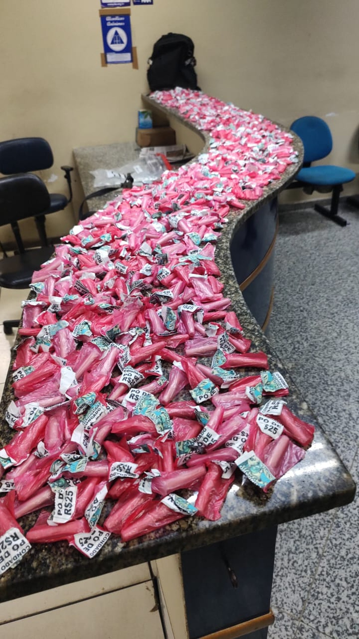 Traficantes entram armados em ônibus e trocam tiros com policiais em