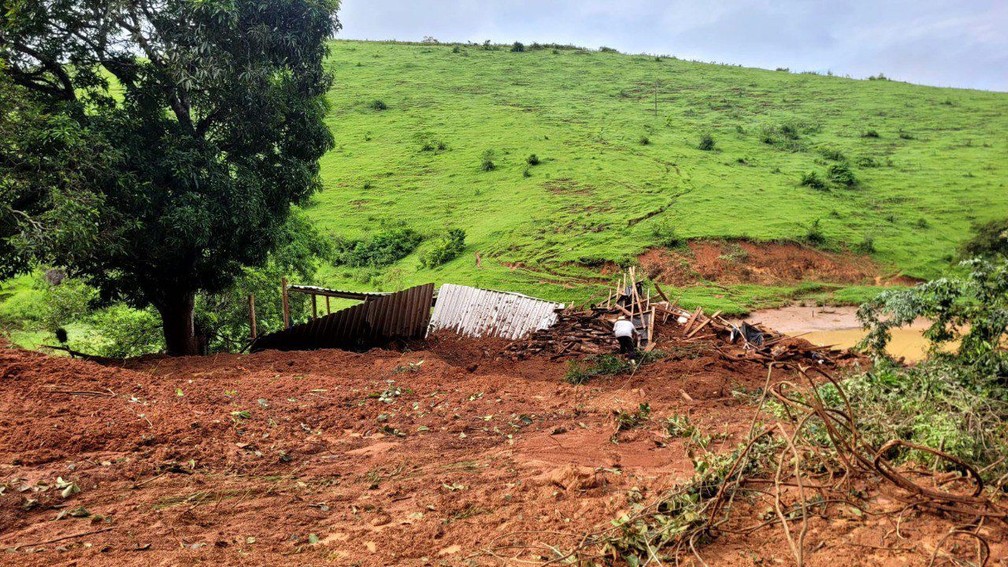 Família morre soterrada após deslizamento de terra atingir casa em Eugenópolis — Foto: Corpo de Bombeiros/Divulgação