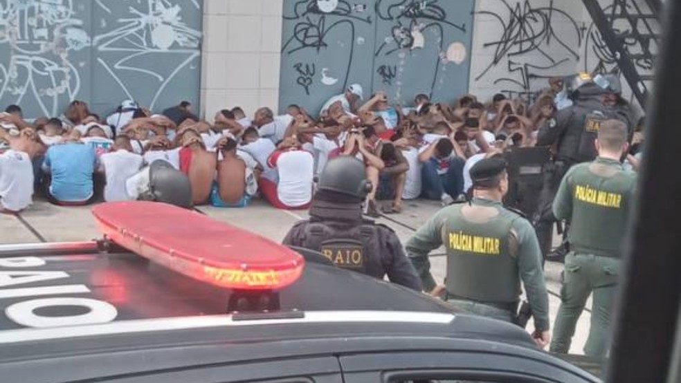 Dezenas de torcedores são detidos após confusão antes de jogo entre Fortaleza e Ceará na Arena Castelão — Foto: Reprodução