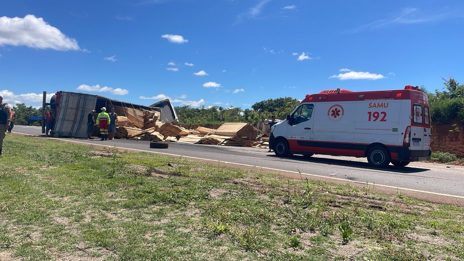 Acidente entre caminhão carregado de madeira e carro deixa idosa ferida na LMG-756, em Montes Claros