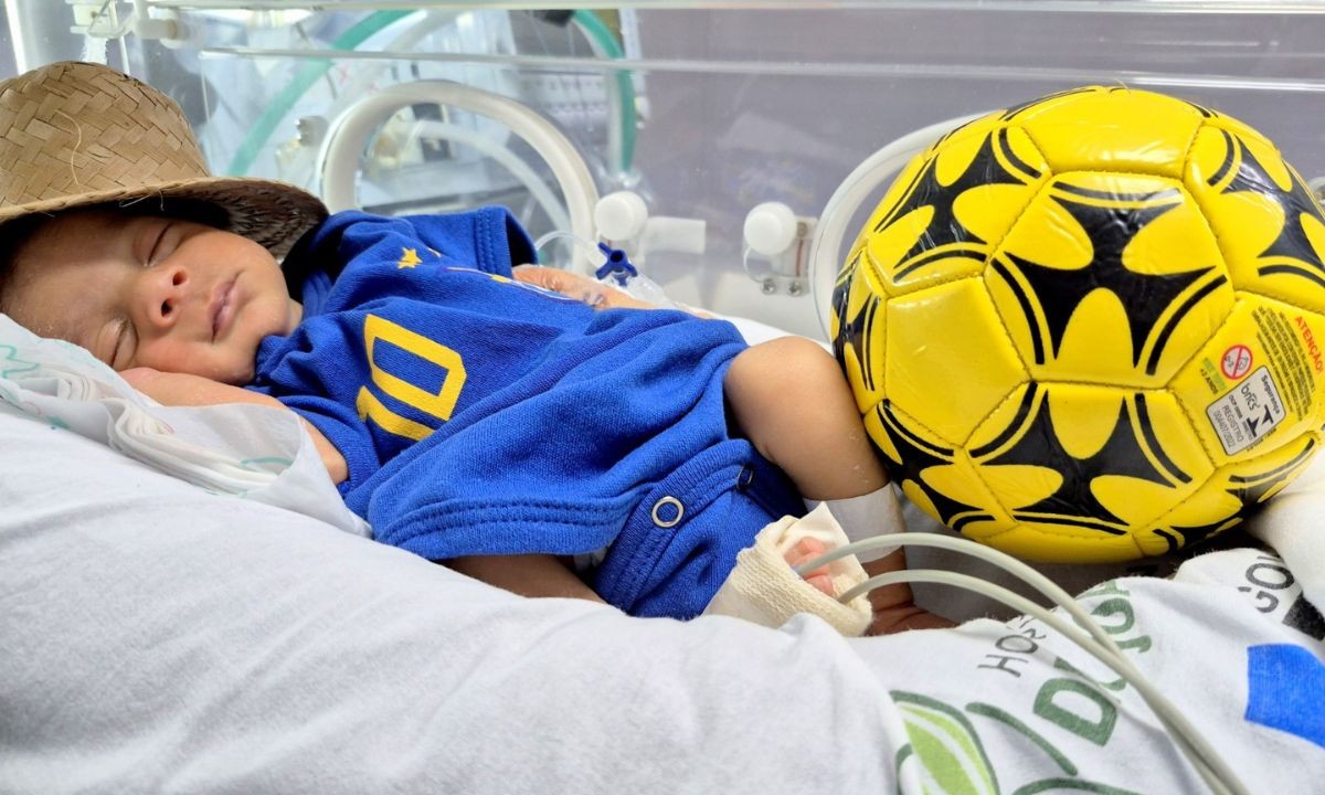 Bebês em UTI neonatal em hospital da  Bahia participam de ensaio fotográfico com tema Copa do Mundo