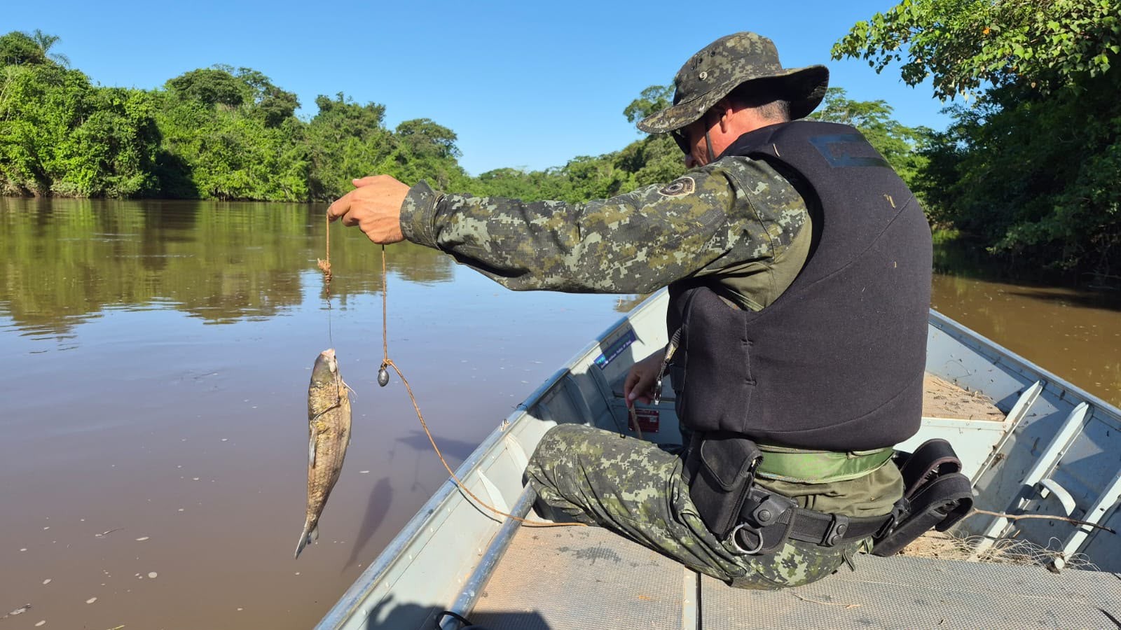 Polícia Ambiental apreende itens de pesca proibidos e adverte pescadores durante pré-piracema no interior de SP