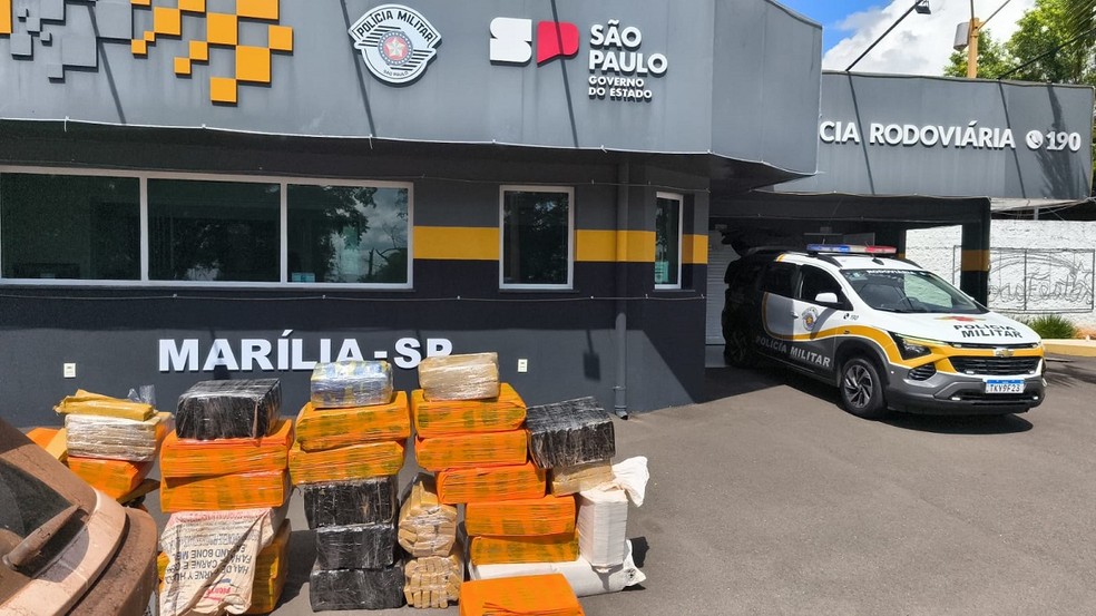 1 de 1
Homem &eacute; preso com mais de 750 kg de drogas na SP-294 em Mar&iacute;lia &mdash; Foto: Pol&iacute;cia Rodovi&aacute;ria/Divulga&ccedil;&atilde;o