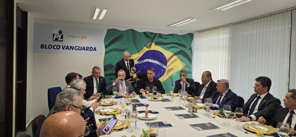 O ex-presidente Jair Bolsonaro durante encontro com parlamentares da oposição no Senado — Foto: Divulgação/PL