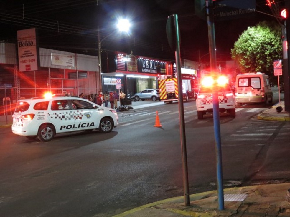 Motociclista morre ao bater em ambulância que transportava paciente, em Dracena (SP) — Foto: Jorge Zanoni