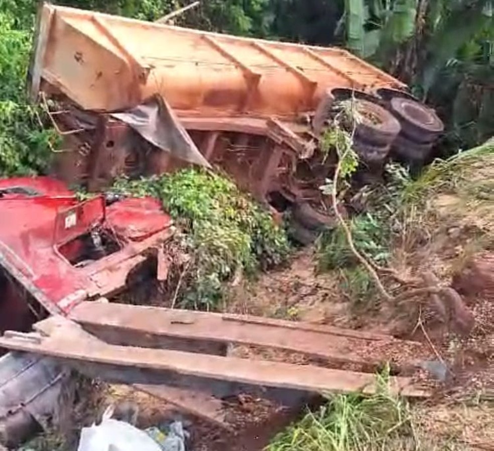 Situação da carreta que tombou na TO-335 — Foto: Divulgação/Colinas Notícias