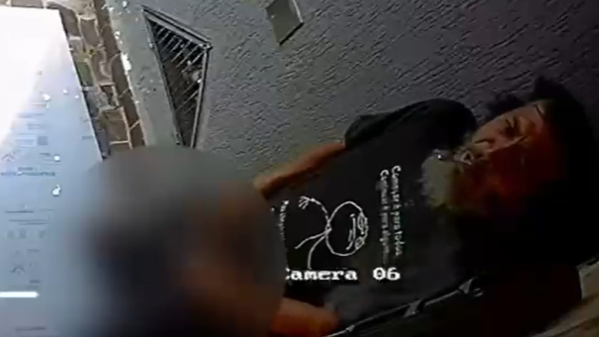 VÍDEO: Ladrão mostra pênis para câmera antes de furtar encomendas de casa em MG