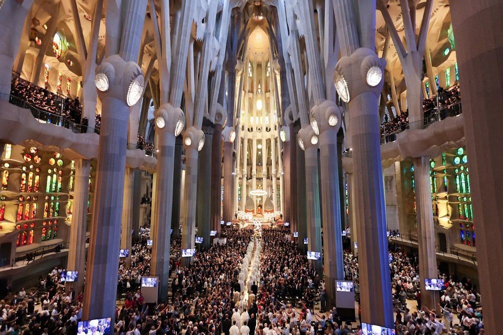 Bas&iacute;lica da Sagrada Fam&iacute;lia, em Barcelona, na Espanha, durante missa conduzida pelo papa Le&atilde;o XIV, em 10 de junho de 2026. &mdash; Foto: Yara Nardi/ Reuters