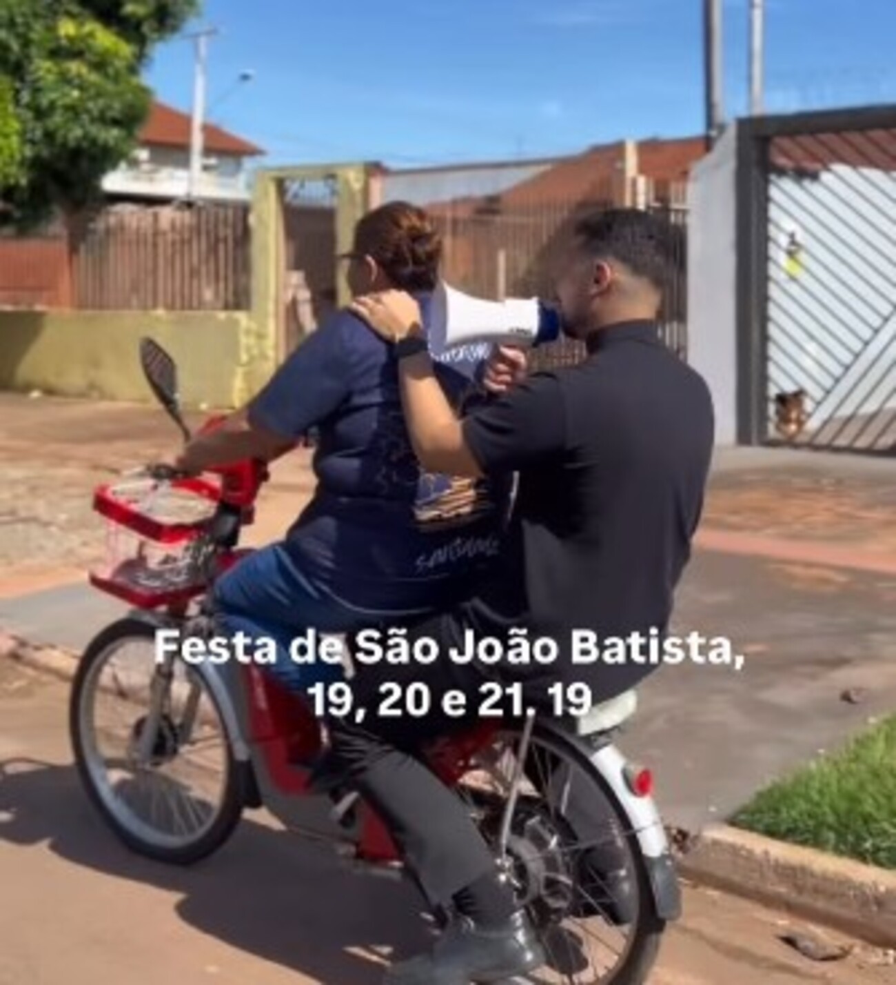 Padre vira ‘carro de som sobre duas rodas’ para divulgar festa junina em Campo Grande; veja vídeo