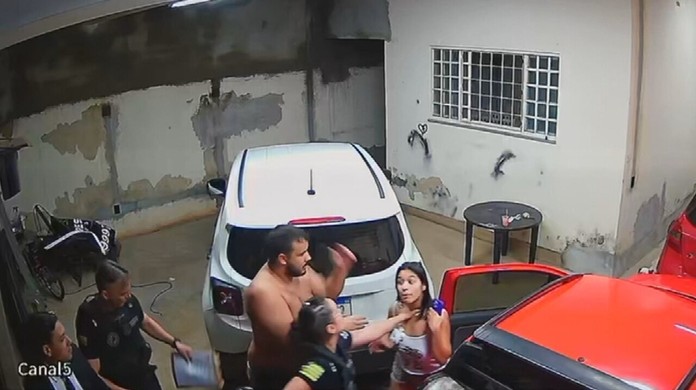Policial denunciada por invadir casa errada apontou arma contra o rosto de  moradora