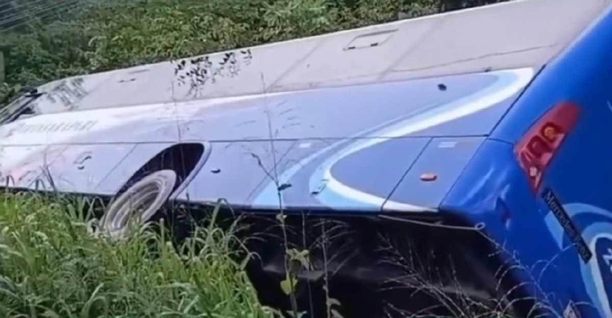 Ônibus tomba na PA-151, em Abaetetuba, no PA, após manobra para evitar colisão com carreta
