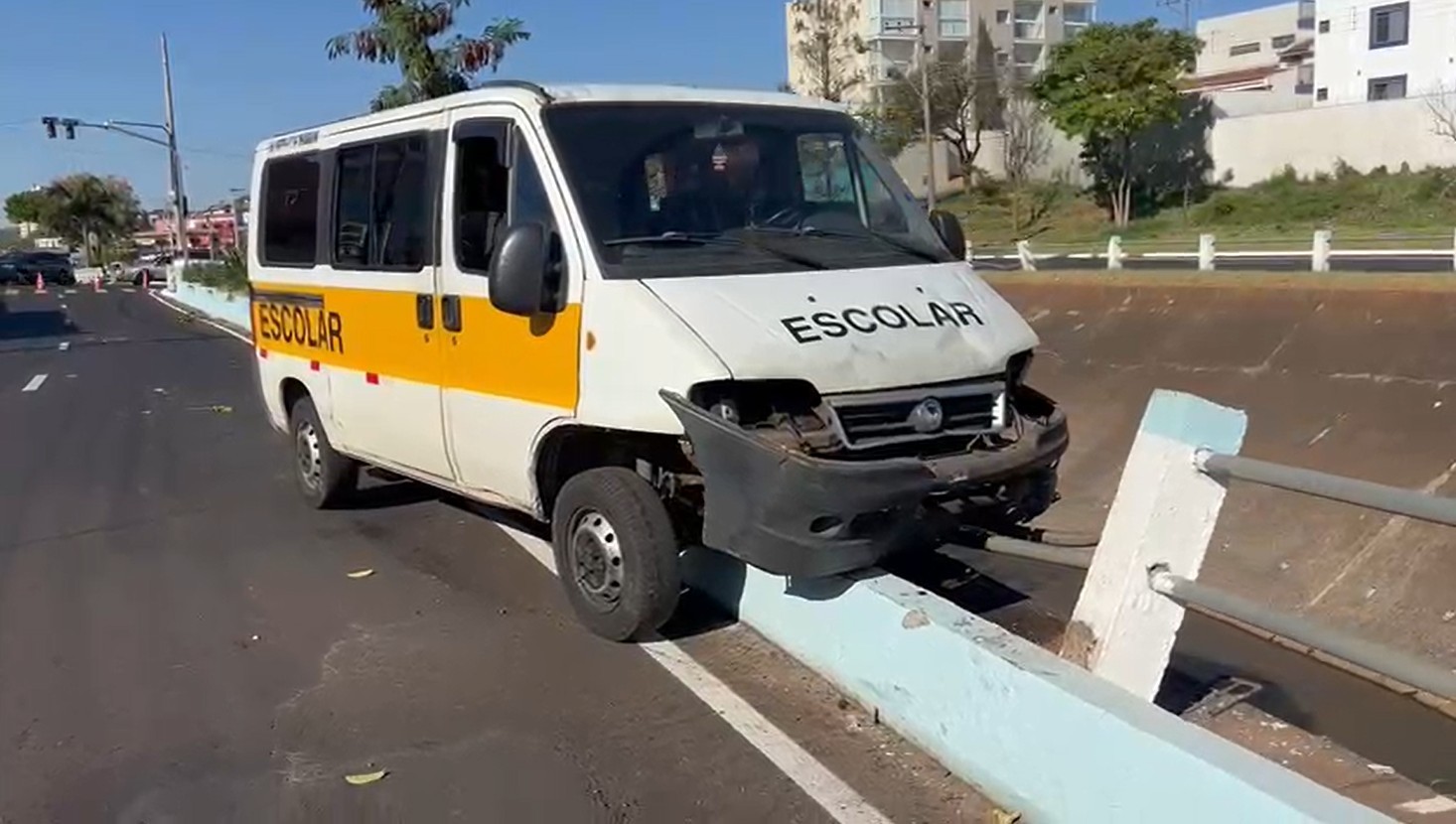 Van escolar com crianças perde controle e quase cai em córrego no interior de SP; VÍDEO