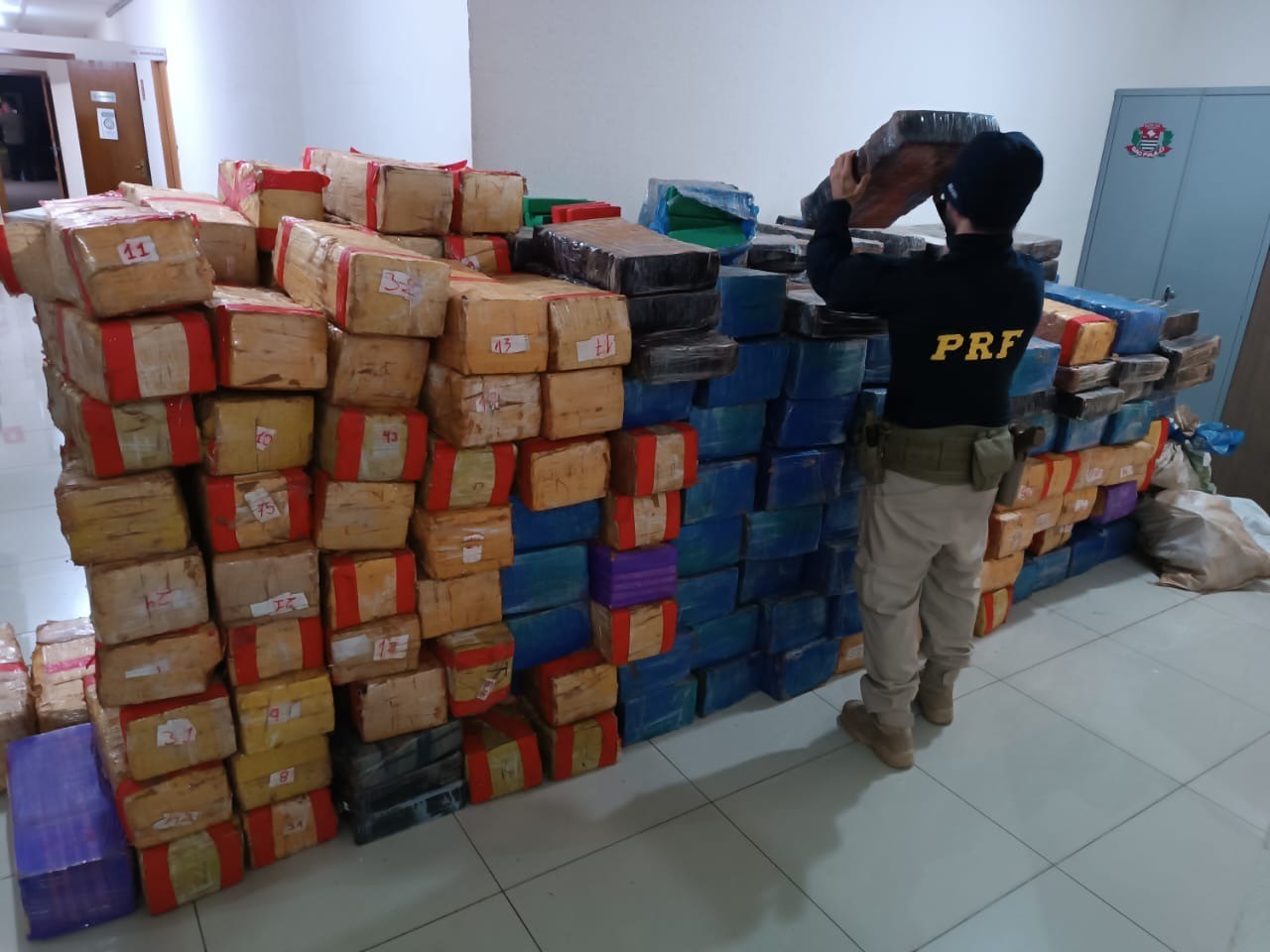 Polícia apreende mais de quatro toneladas de maconha escondidas em caminhão em rodovia de Chavantes