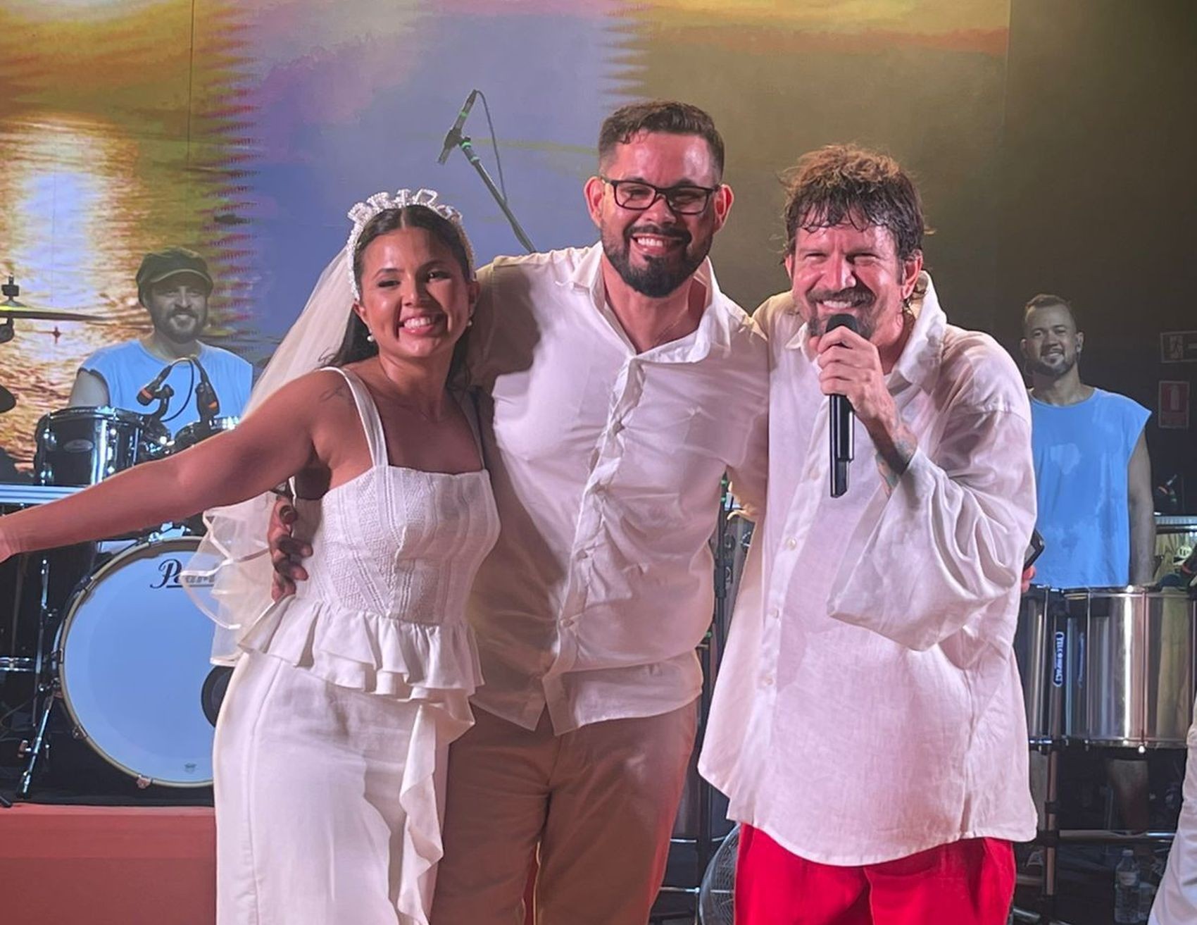 Saulo faz homenagem para recém-casados durante show em Aracaju