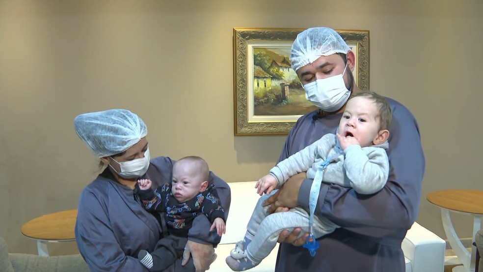 Família conseguiu ir completa para casa 10 meses após o nascimento dos bebês — Foto: Reprodução/RPC