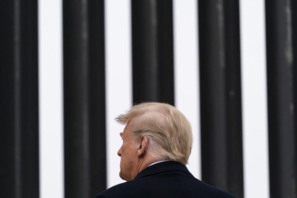 O presidente dos EUA, Donald Trump, em imagem feita no muro construído na fronteira com o México — Foto: Alex Brandon/AP Photo