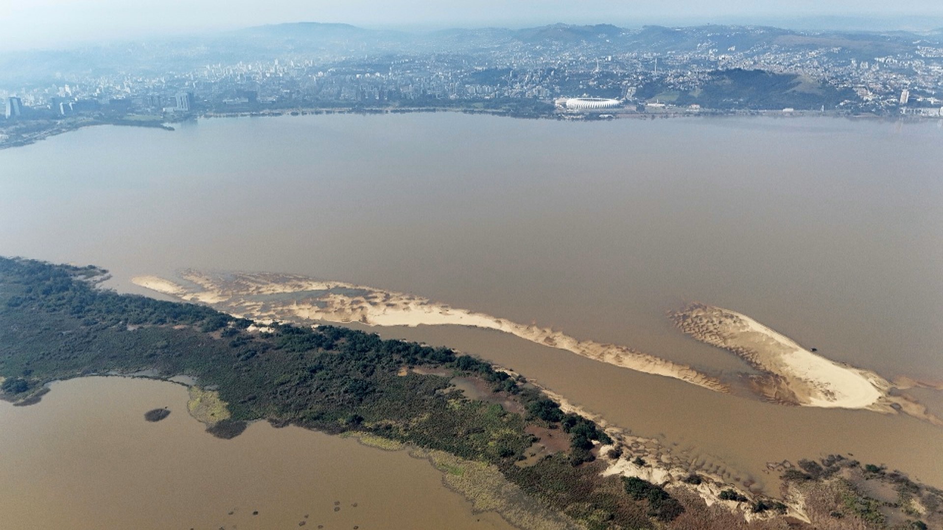 Vista aérea de banco de areia formado do Guaíba, em Porto Alegre