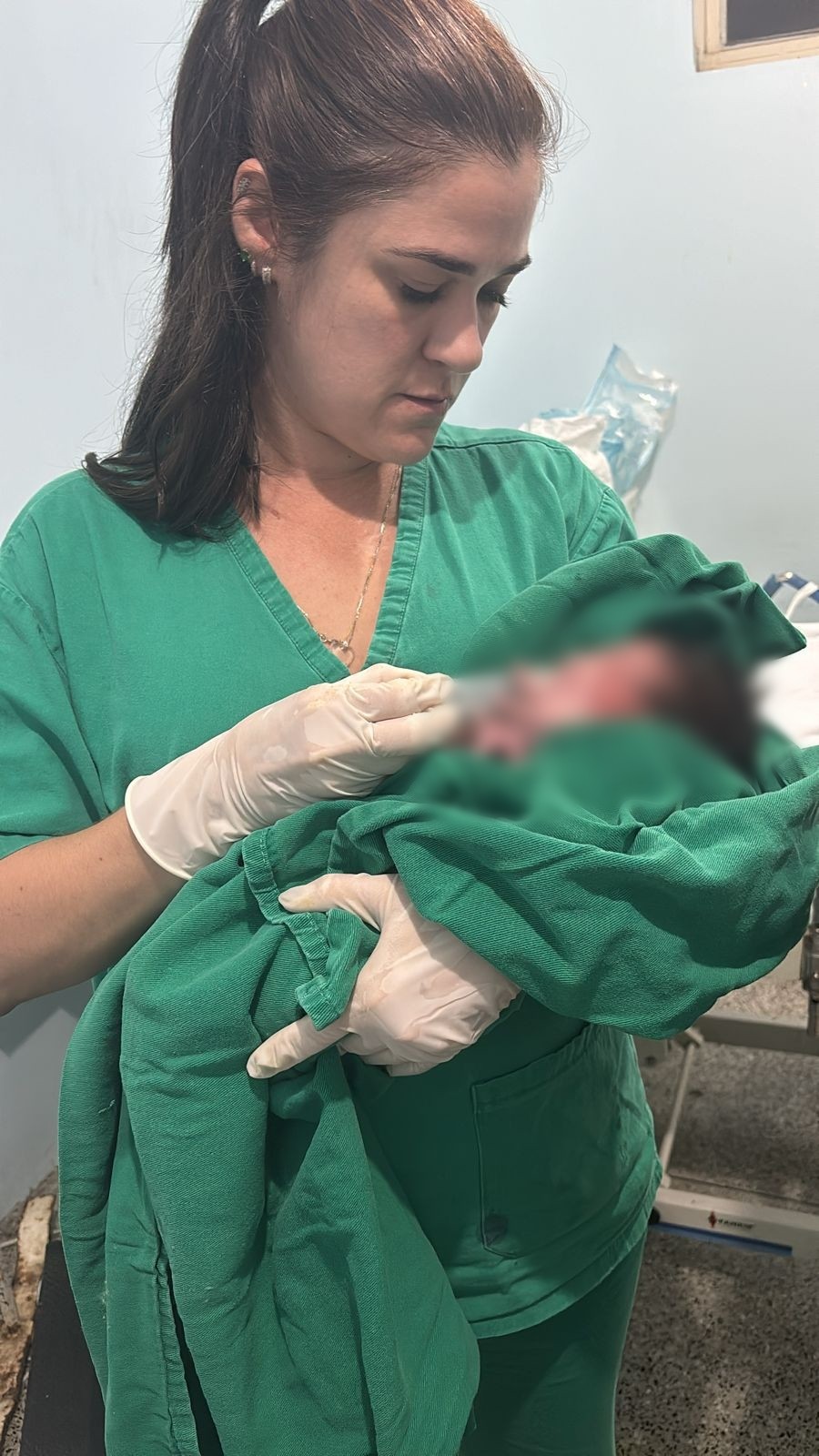 Bebê recém-nascida é encontrada em sacola de lixo perto de igreja na Zona Sul de Teresina