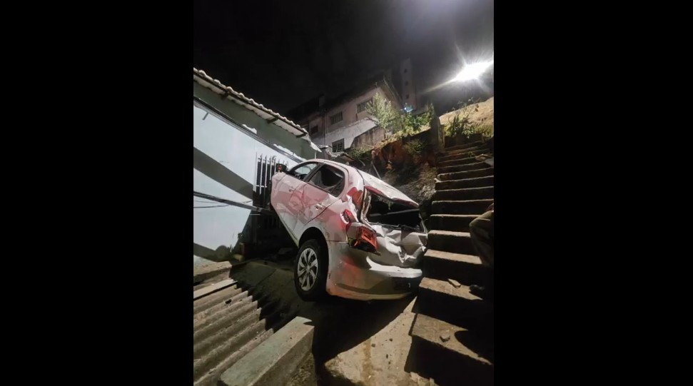 Motorista com sinais de embriaguez cai com carro em barranco e bloqueia saída de casa em BH