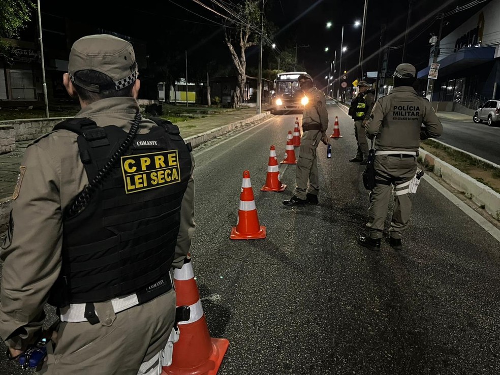 Motorista é preso após tentar fugir de blitz da Lei Seca em Natal — Foto: Polícia Militar/Divulgação