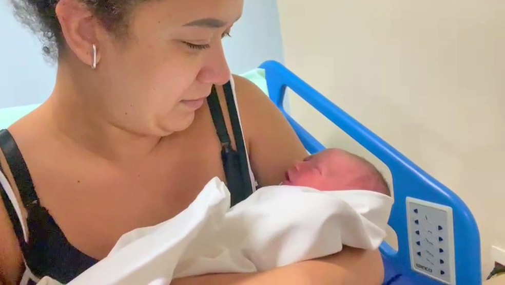 Nívea reencontra Ravi após roubo do bebê — Foto: Reprodução/TV Globo