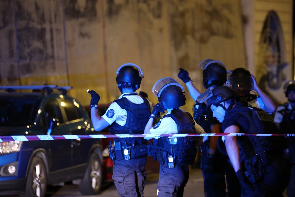 Policiais de Mônaco patrulham as proximidades do local de uma explosão em um prédio residencial em Mônaco, perto da fronteira com a França, em 29 de junho de 2026. — Foto: AFP