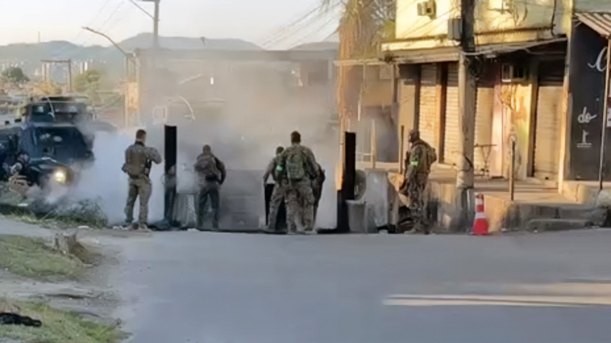 Operação Contenção: polícias cumprem mandados no Complexo do Salgueiro, em São Gonçalo, e são recebidas a tiros