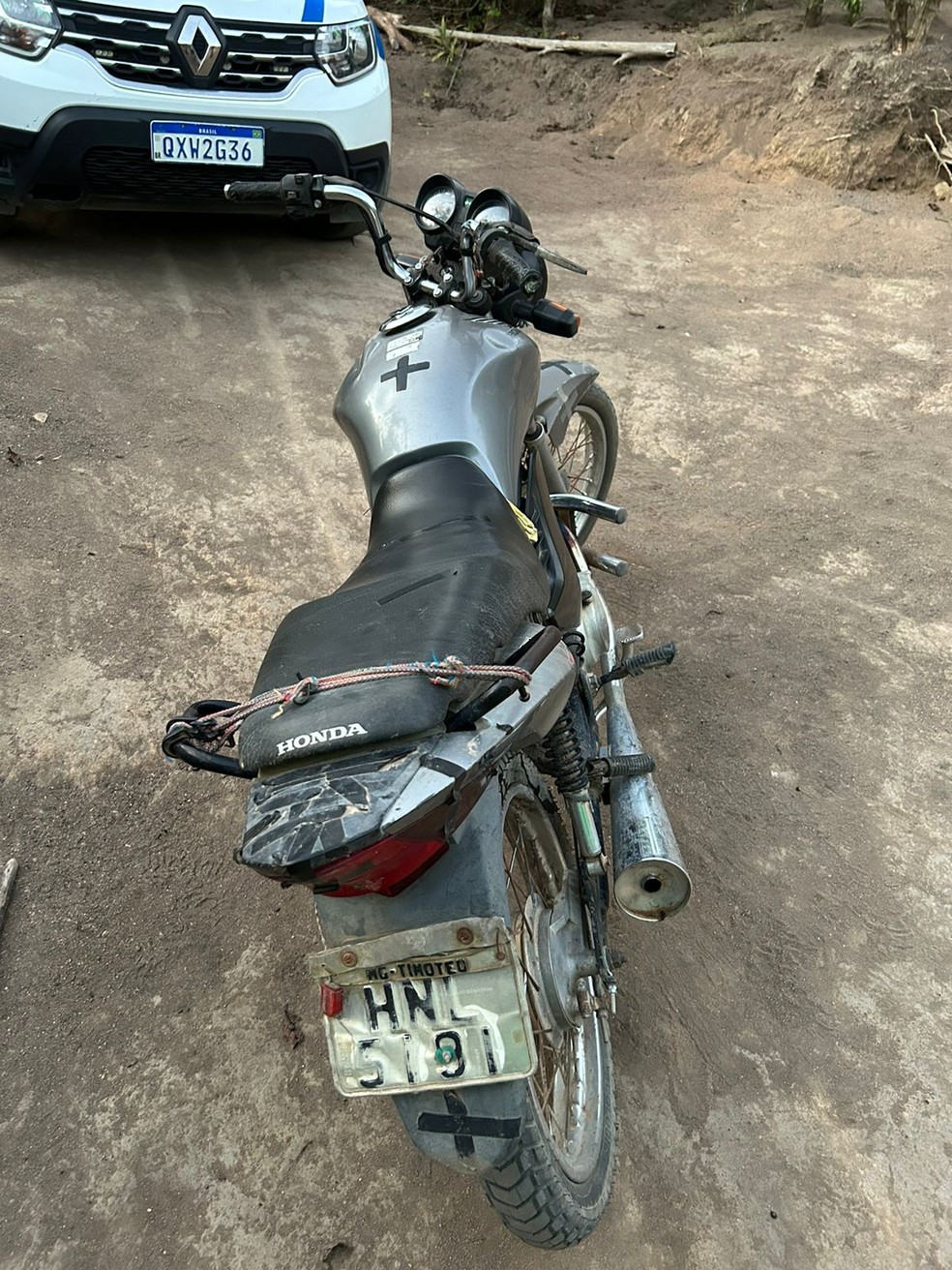 Moto usada pelo autor no dia do crime. Veículo foi encontrado no quintal da casa dele — Foto: Polícia Militar