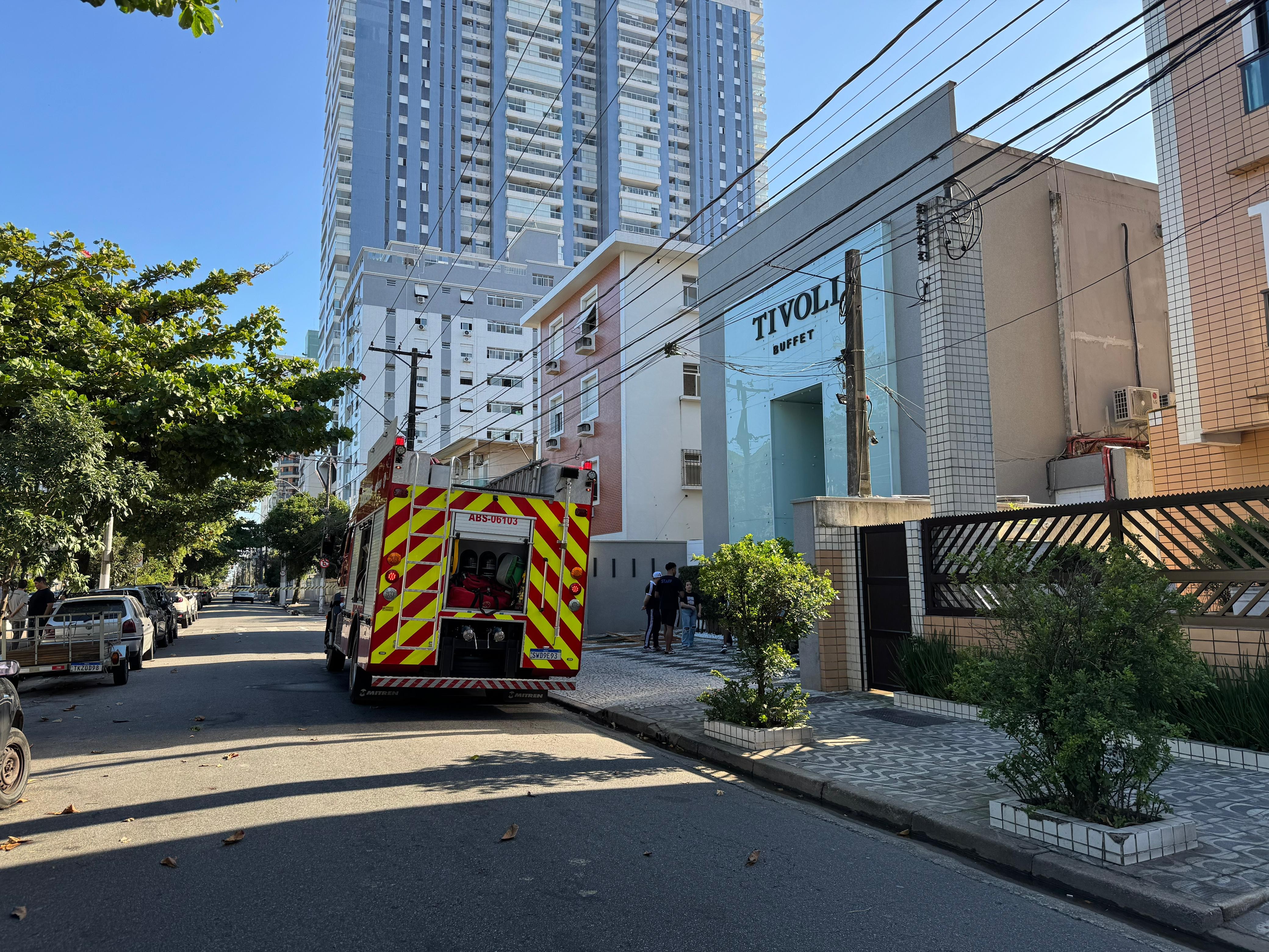 Curto-circuito em brinquedo causa incêndio dentro de buffet em Santos, SP