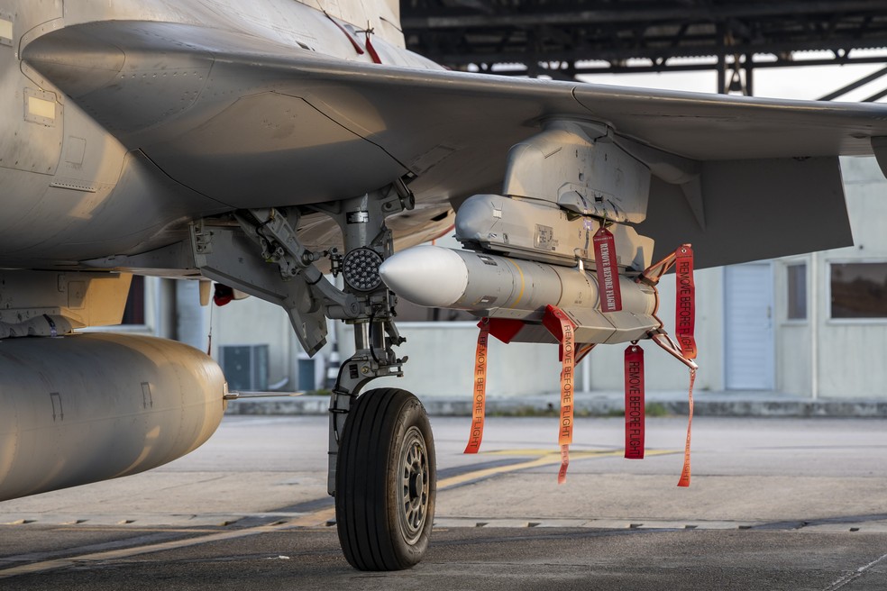 Missil instalado no caça F-39E Gripen — Foto: Sargento Müller Marin/FAB/Divulgação