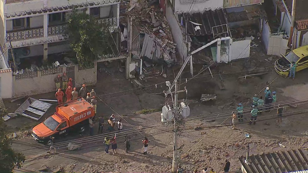 Adutora rompe em Rocha Miranda, na Zona Norte do Rio — Foto: Reprodução/ TV Globo