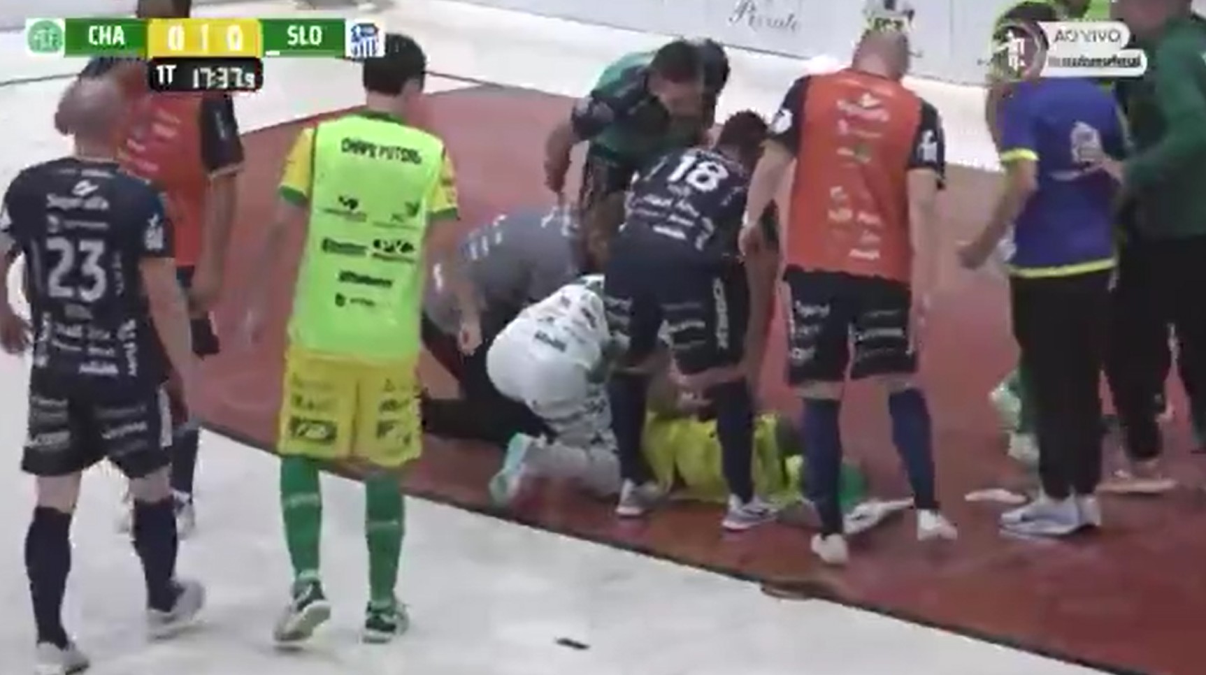 Lâmpada cai na cabeça de jogador da Chape em partida do Cata