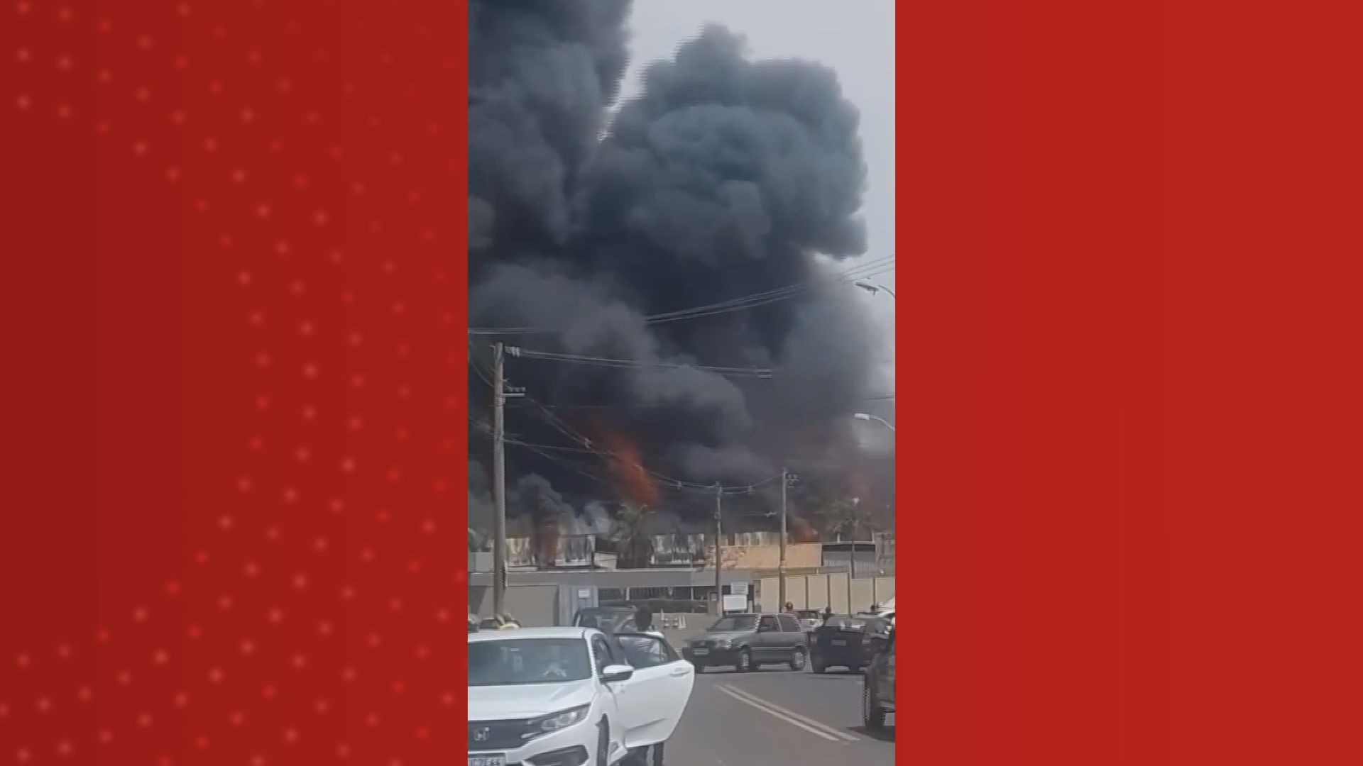 Incêndio de grandes proporções atinge fábrica de estofados em Rio Claro; ninguém ficou ferido