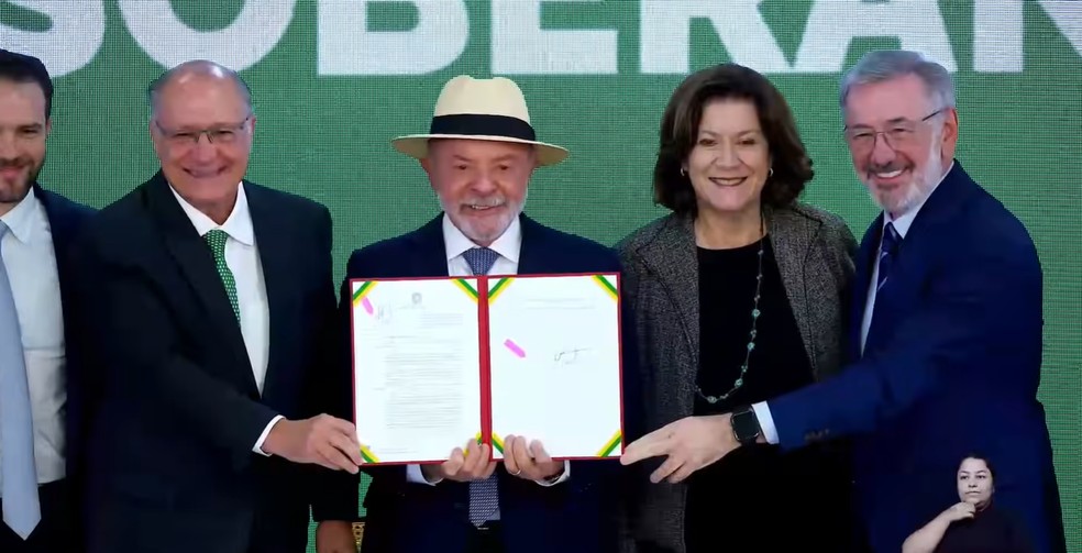 Lula assina Brasil Soberano III — Foto: Reprodução