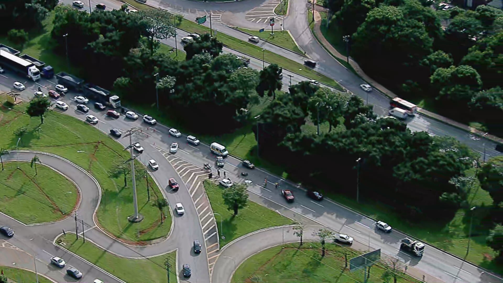 Mulher cai de moto e morre atropelada por caminhão no DF