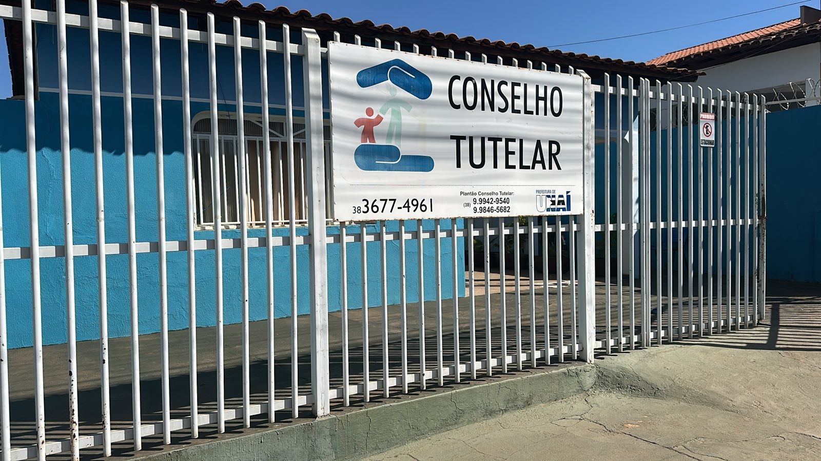 Crianças são encontradas sozinhas em casa após gritarem por socorro e mãe diz que 'estava dando lição na filha'  