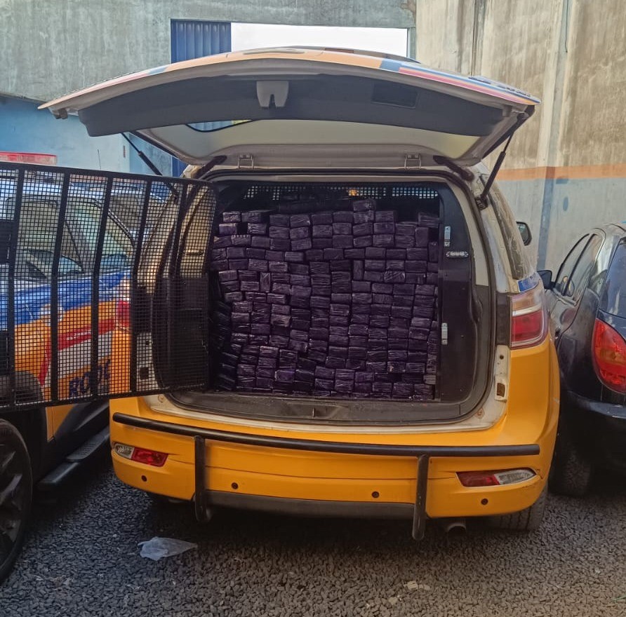 VÍDEO: Quase 1 tonelada de maconha 'lambuzada' de graxa é descoberta dentro de caminhão em Uberlândia