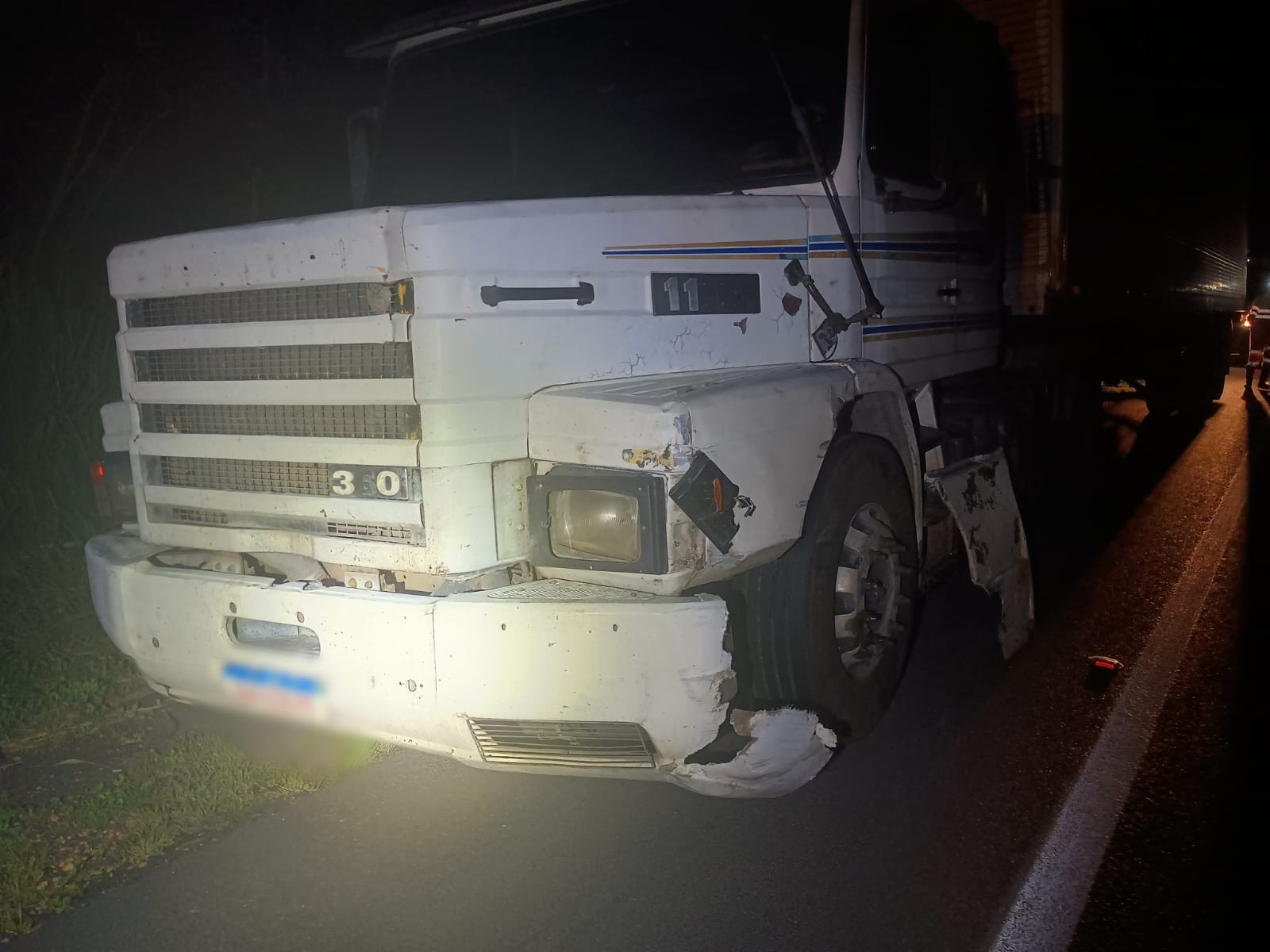 Condutor morre após moto pegar fogo ao bater em carreta na BR-135