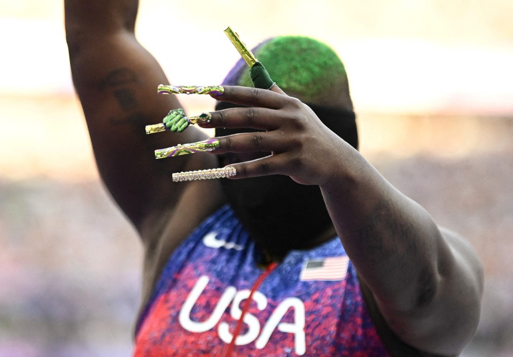 Raven Saunders usa unhas decoradas e máscara na disputa da final do arremesso de peso — Foto: Dylan Martinez/Reuters