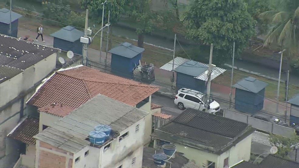 Quiosques da Gardênia Azul, na Zona Oeste do Rio, amanheceram interditados — Foto: Reprodução/ TV Globo