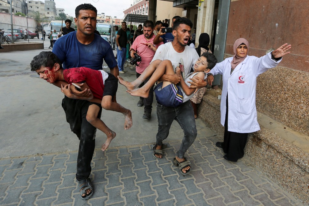 Crianças feridas são levadas pelos pais a hospital — Foto: REUTERS/Hatem Khaled