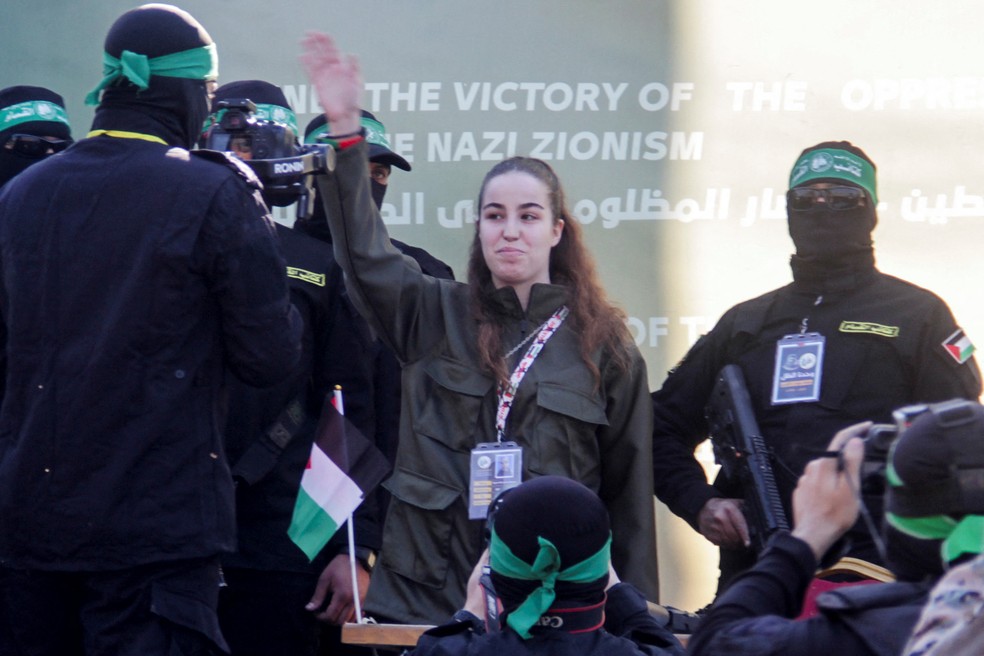 Soldado israelense Agam Berger libertada por terroristas do Hamas em 30 de janeiro de 2025. — Foto: REUTERS/Mahmoud Issa