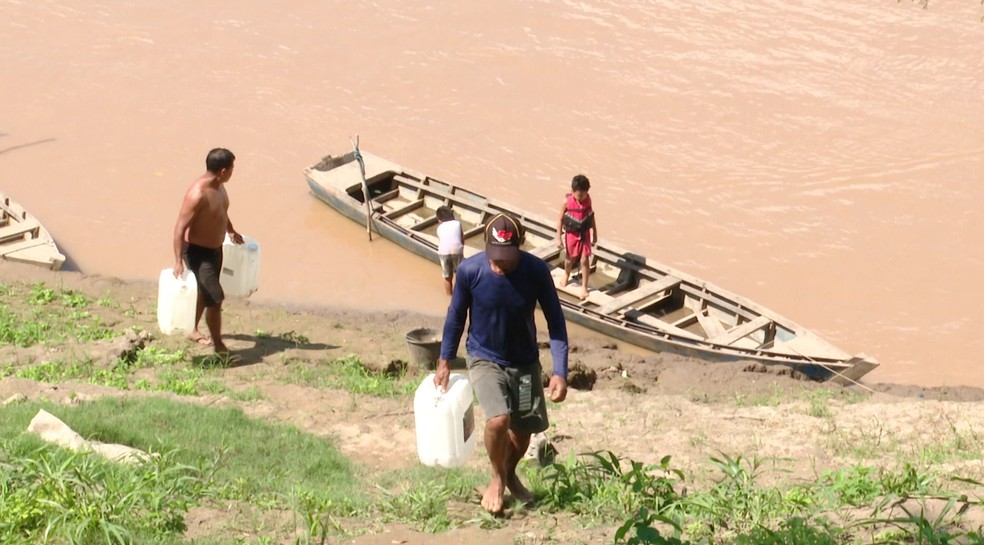 Ribeirinhos precisam percorrer mais de 1 hora de barco para ter acesso à água potável em RO — Foto: Thiago Frota/Rede Amazônica