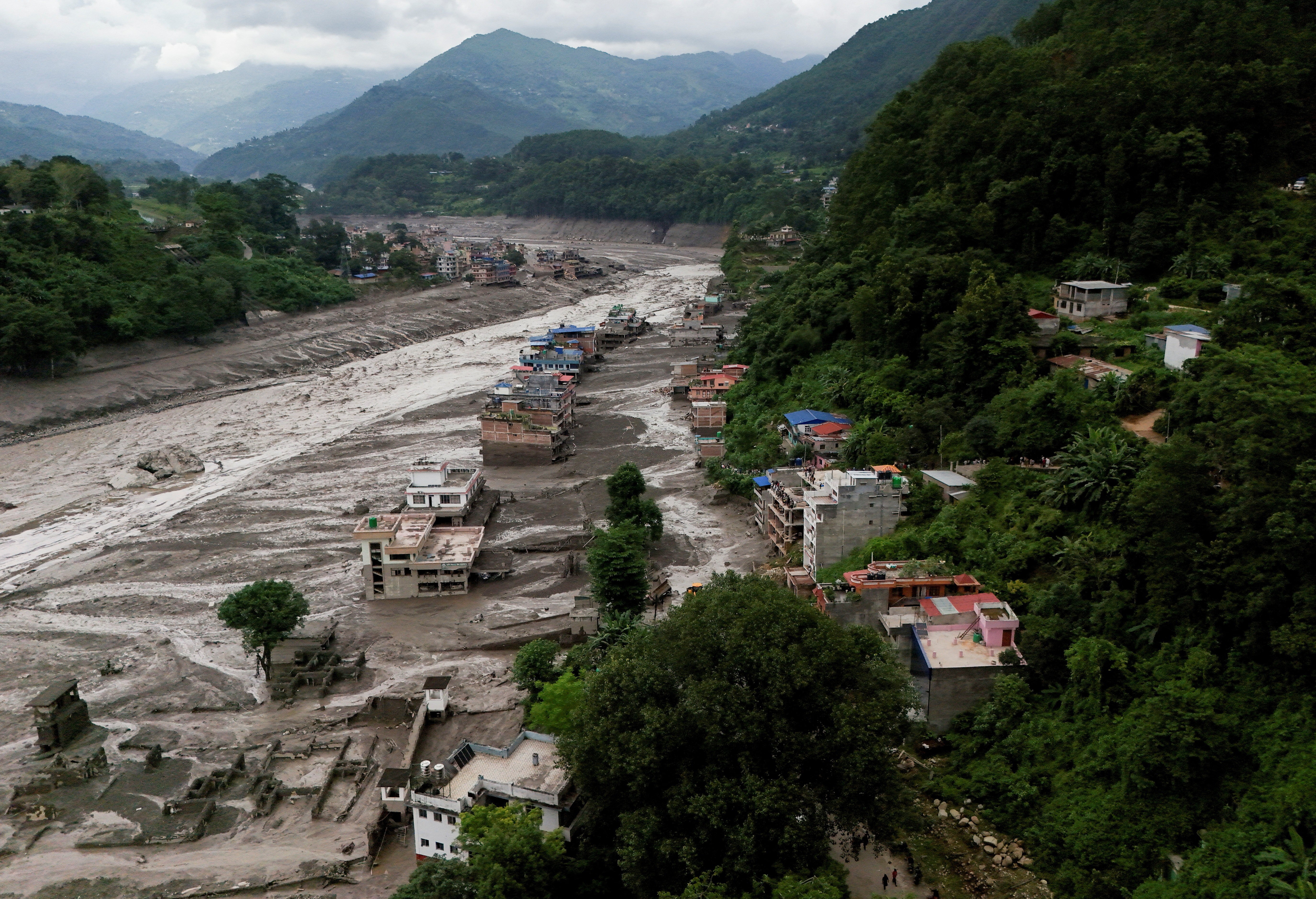 Colapso de uma geleira pode ter desencadeado a enchente repentina mortal no Nepal, dizem especialistas