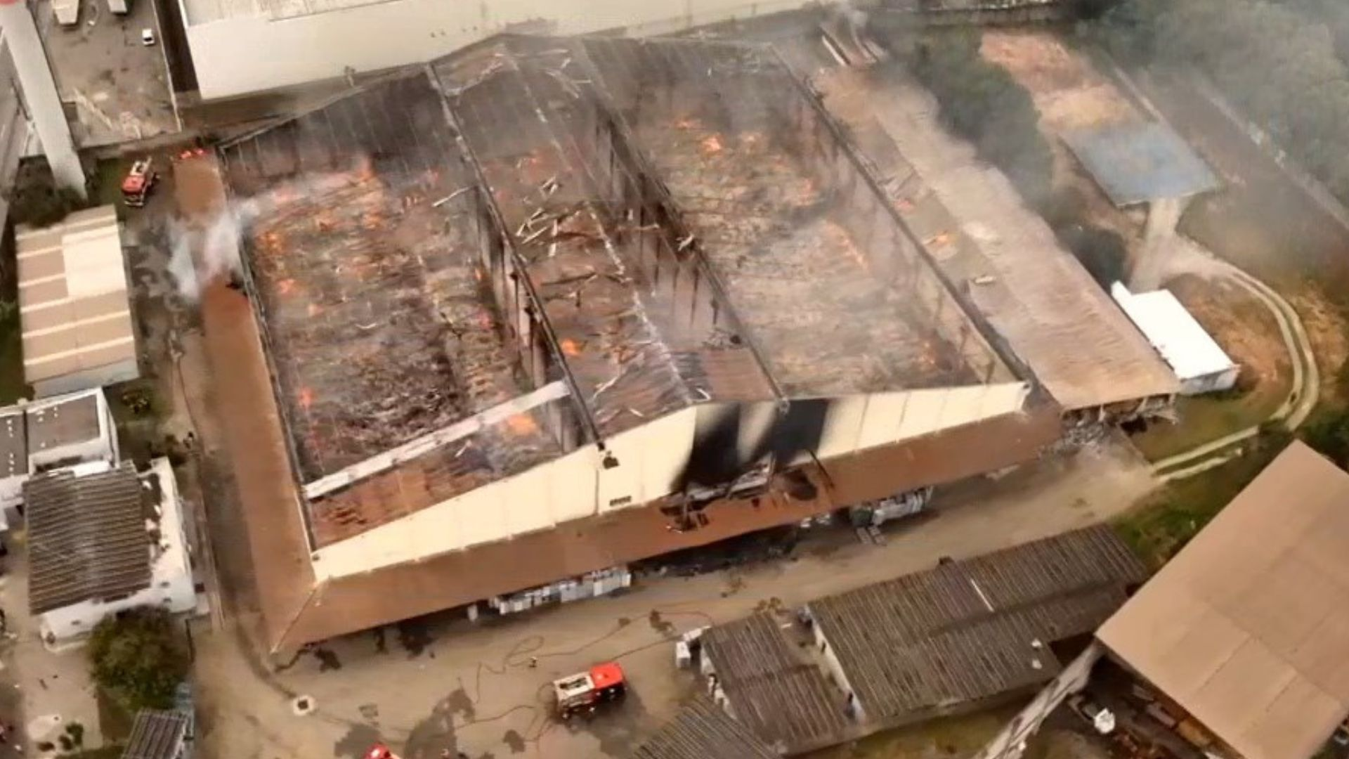 Incêndio atinge galpão que abriga arquivo do Tribunal de Justiça do Espírito Santo