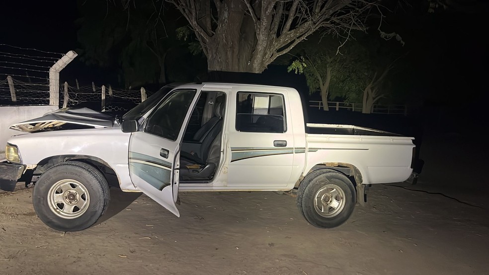 De acordo com informações da Polícia Militar, o condutor da caminhonete evadiu-se do local sem prestar socorro às vítimas e abandonou o veículo a alguns metros do acidente. — Foto: Reprodução